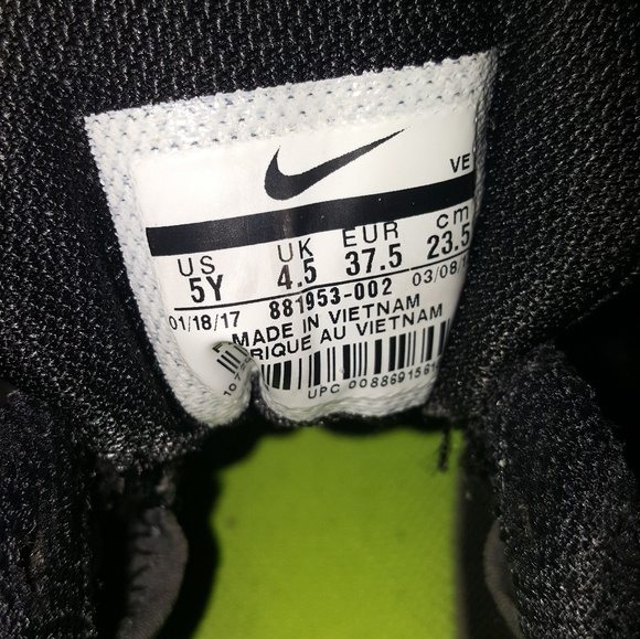 Black Nike shoes - Picture 3 of 4